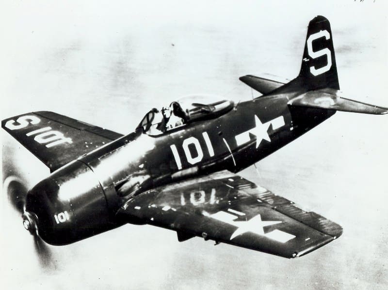 Принятый на вооружение ВМС США в самом конце II мировой войны палубный истребитель Грумман F8F «Бэркет» имел самое маленькое удлинение крыла – 5,2 единицы